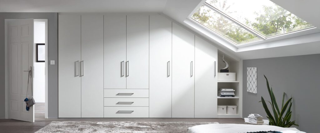 Herobild für Möbel nach Maß- hier eine seitliche Dachschräge anpasst an die Schräge einer Dachwohnung