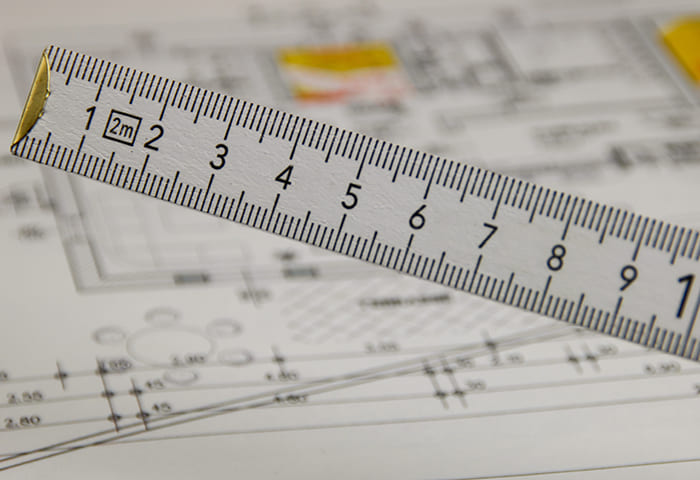 Zollstock als Hinweis auf das Schlüter Maßsystem für "Wohnen und Schlafen nach Maß"
