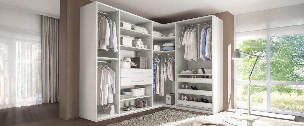 Ankleidezimmer mit offenen Schränken über Eck in weiß