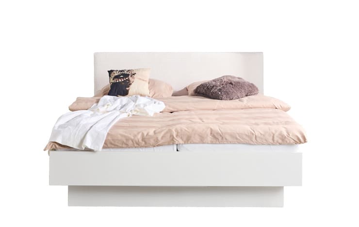 CALMO Doppelbett mit Kopfteil M, d.h. eine stoffbezogene Blende am Kopfteil. Frontale Ansicht