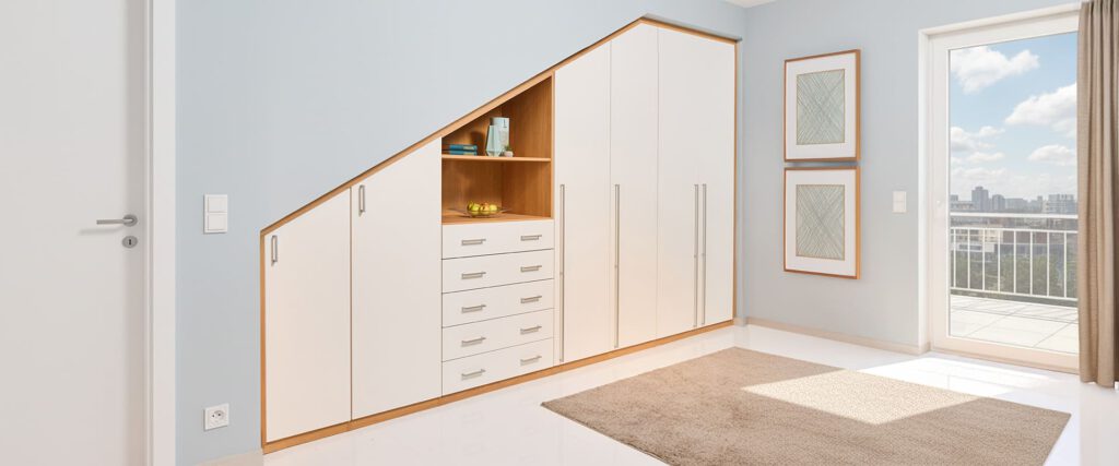 Dachschrägenkombination mit weißen Fronten und einem Korpus in Eiche hell Nachbildung