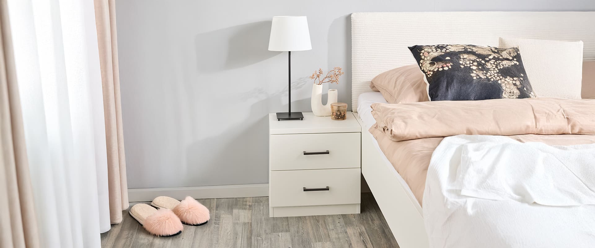 Nachtkonsole in weiß bestehend aus zwei Schubkästen