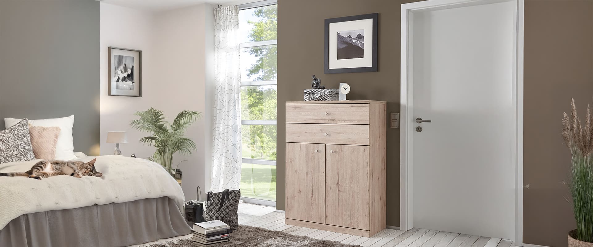 Schlafzimmerkommode in Eiche San Remo Nachbildung mit Knöpfen. Die Kommode ist ca. so hoch wie eine Türklinke und besteht oben aus zwei Schubkästen und darunter mit zwei Türen.