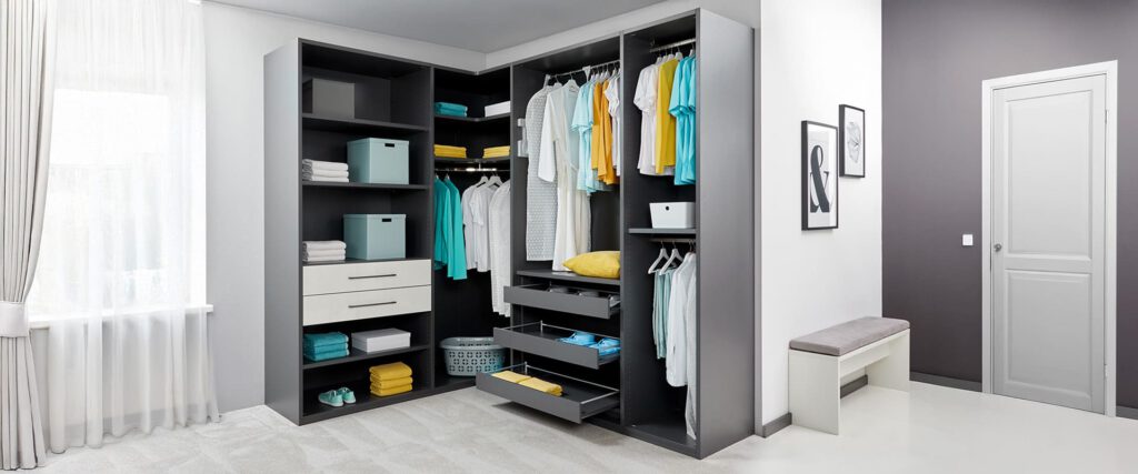 Ankleidezimmer mit offenen Schränken über Eck in Schiefergrau