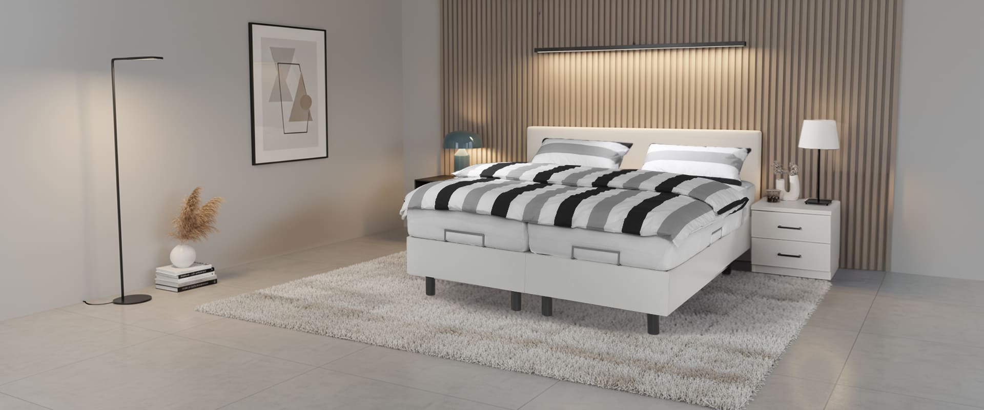 Compact Doppelbett in weiß mit schwarzen Füßen und zwei Rollen am Kopfteil. Dazu ein gerade Polsterkopfteil aus weißem Stoff an der der Wand.