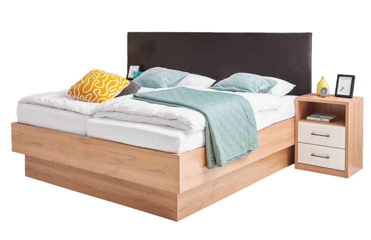 Doppelbett Studio mit stoffbezogenem Kopfteil und einer Nachtkonsole DeLuxe