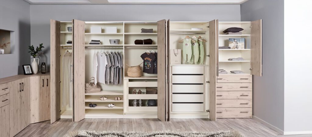 Kleiderschrank geöffnet