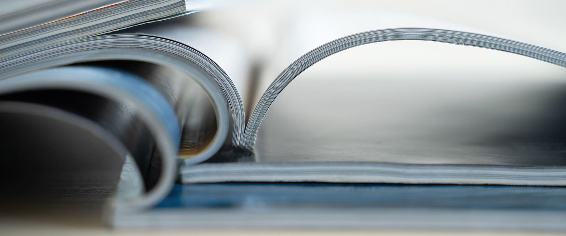 ein aufgeschlagenes Prospekt als Herobild für Prospektdownload