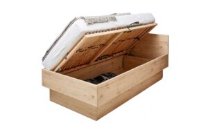 Studio Einzelbett mit Lattenrahmen mit Spring-Auf-Beschlag. Man blick in den Stauraum