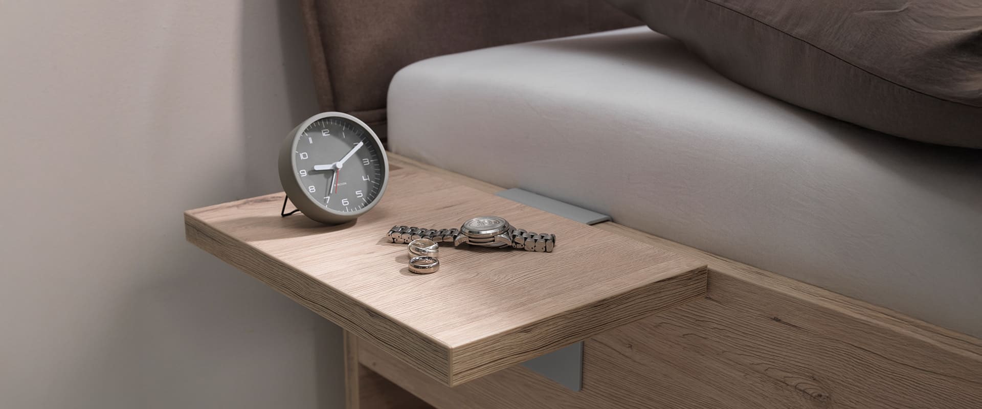 Bettablage an den Rahmen geschraubt