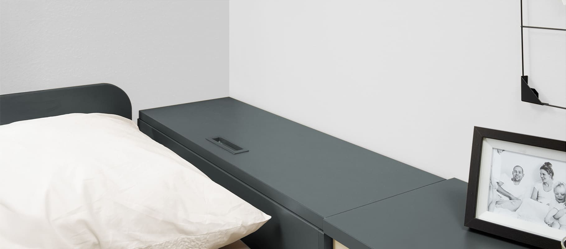 geschlossene Bettzeugtruhe hinter Kopfteil vom Bett