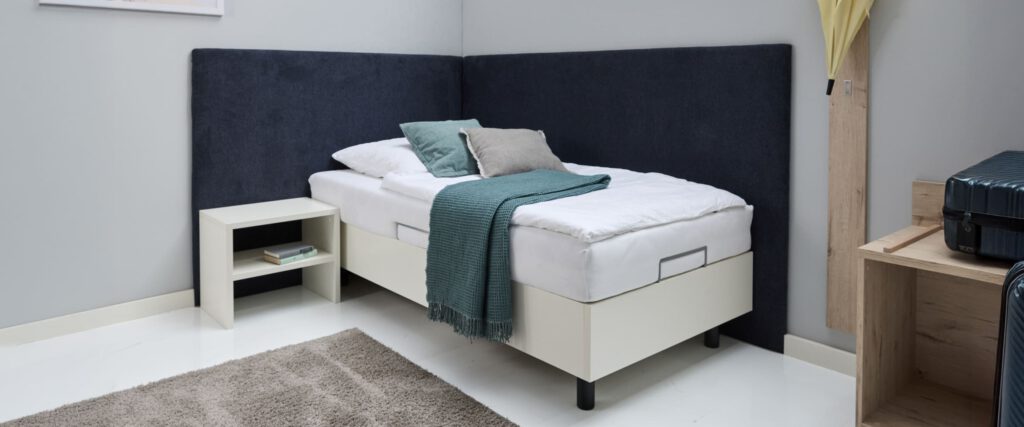 gepolsterte Rückwand in Verbindung mit einem Bett Compact für den Hotelbereich