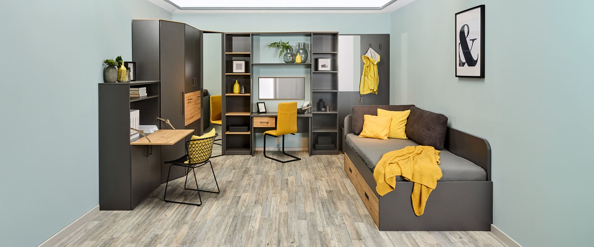 Mikro Apartment mit Bett, Schreibshrank, Schreibtisch, Garderobe und Kleiderschränken