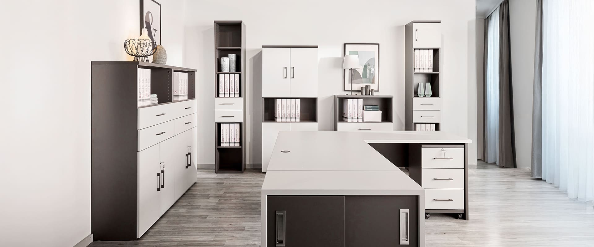 Neuvorstellung auf der MOW 2025: Büromöbel Schranke und Schreibtisch Neuvorstellung auf der MOW 2025: Büromöbel Schranke und Schreibtisch