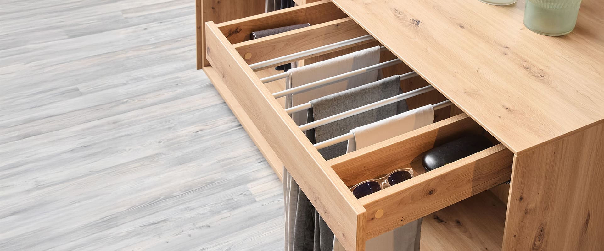 Schrank bzw. Hosenauszug Schrank bzw. Hosenauszug