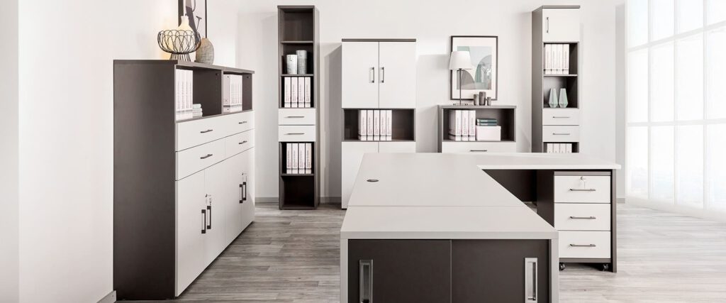 Neuvorstellung auf der MOW 2025: Büromöbel Schranke und Schreibtisch