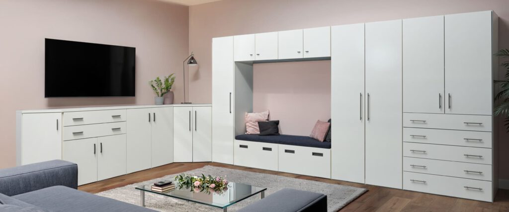 Eckwohnwand in weiß mit Sitzgelegenheit und Überbau