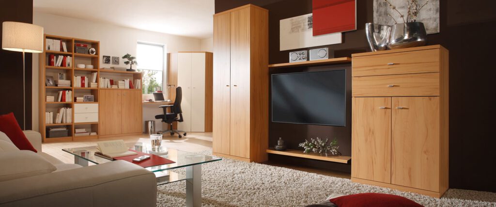 Wohnzimmer mit Multiflex eingerichtet, verschiedene Schrankvarianten