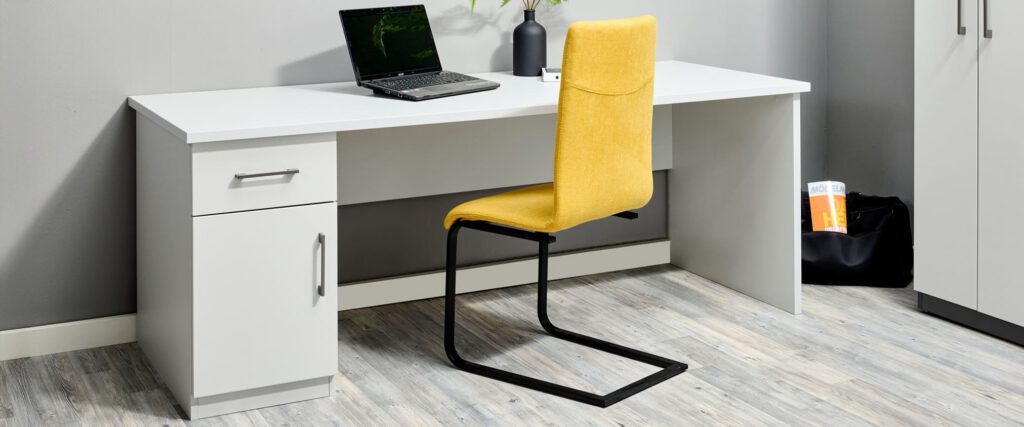 Schreibtisch aus dem Programm Multiflex in der Farbe WEISS