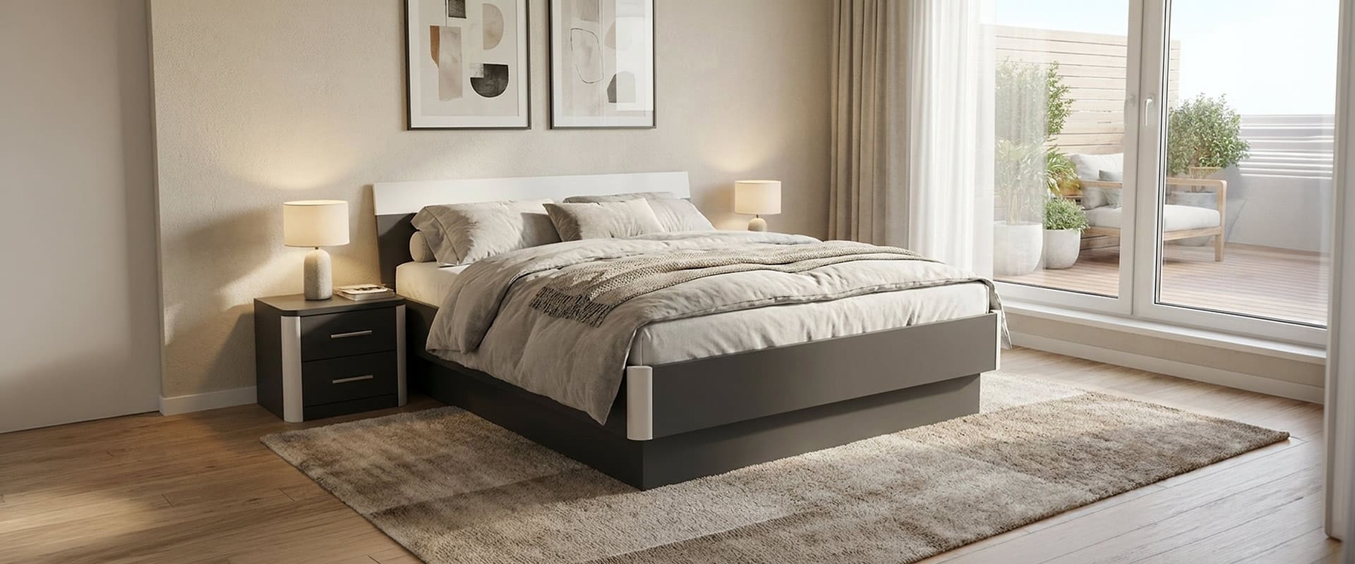 Comfort Bett in weiß mit zwei gerundeten Ecken vorne. Am Kopfende befindet sich ein Wand Paneel in Eiche San Remo Nachbildung. Links neben dem Bett steht ein Nachtschränkchen mit ebenfalls gerundeten Ecken vorne.