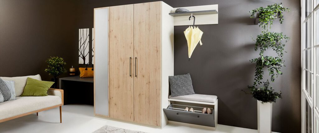 Garderobe mit tiefen Schrank und Schuhklappe